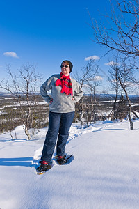 女子在山上下雪享受风景垂直的旅行自然图片