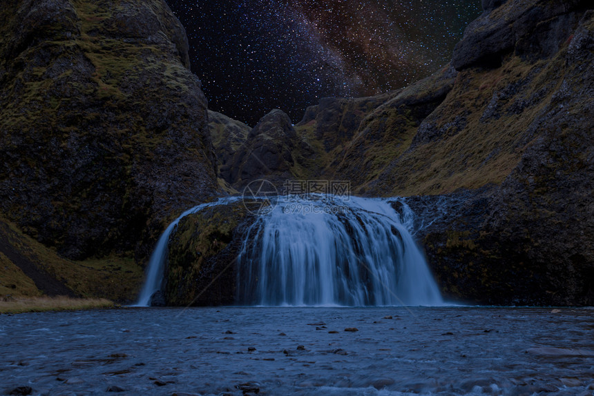 戈达福斯接触与冰岛许多恒星的黑暗夜晚公园图片