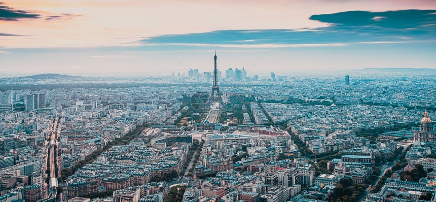 象征旅行生活日落时用标志埃菲尔塔在巴黎上空中观察图片
