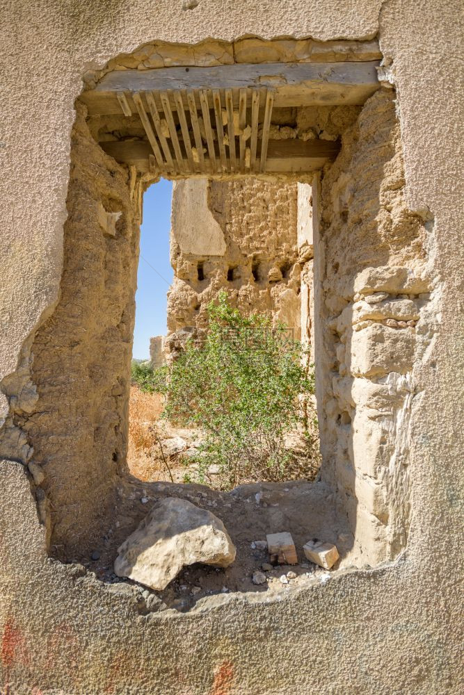 塞浦路斯被遗弃的AyiosSaintSozomenos村的废墟被摧毁从窗户中看一眼废弃村庄的景象位于分割岛屿的绿线上村庄被抛弃大图片