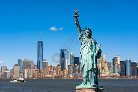 斯塔夫里世贸中心位于曼哈顿下游建筑和的纽约克市景点城河边的自由女神像带有旅游概念以及纽约市哈德逊背景
