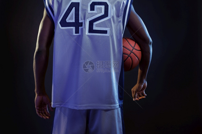 篮球运动员的背影图片