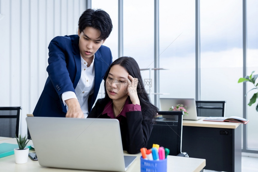 家庭在膝上型计算机工作的女和商业务计划办公室背景情况有受压力的商业伙伴男者女和商会议人图片