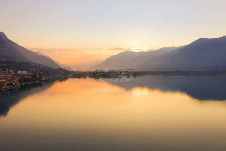 黎明时分伊索湖的无人风景在左边的爱之城沿湖流经的爱之城意大利贝加莫阿尔卑斯山旅游水图片