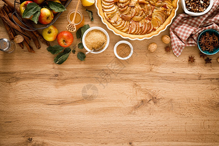 肉桂以木制背景的鲜果子和胡桃为顶尖视野在感恩节秋天煮苹果馅饼甜点水图片