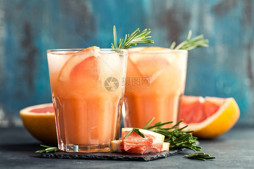 柑橘排毒葡萄果和迷迭香鸡尾酒或玛格丽塔用冰补充饮料杜松子酒图片