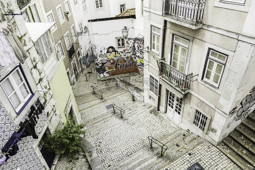 2014年月日在里斯本市旧街Alfama区Alfama的楼梯葡萄牙语房屋旅游的图片