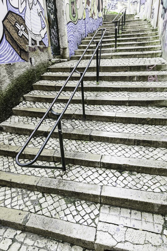 丰富多彩的正面古董2014年月日在里斯本市旧街Alfama区Alfama的楼梯图片