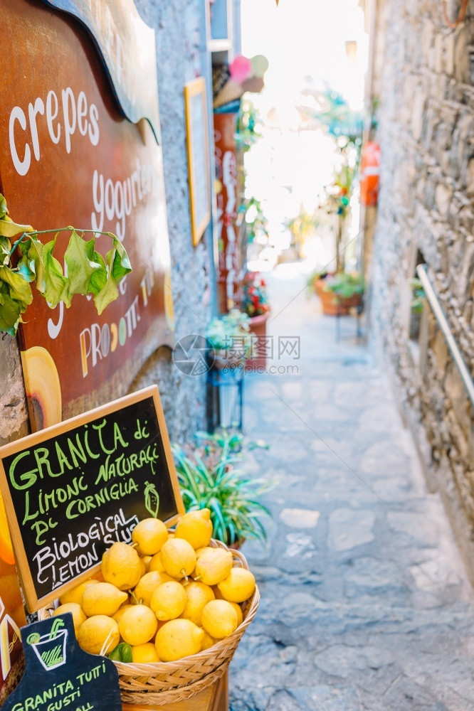 意大利街上装满柠檬的柳条篮odCorniglia城市地中海成熟图片