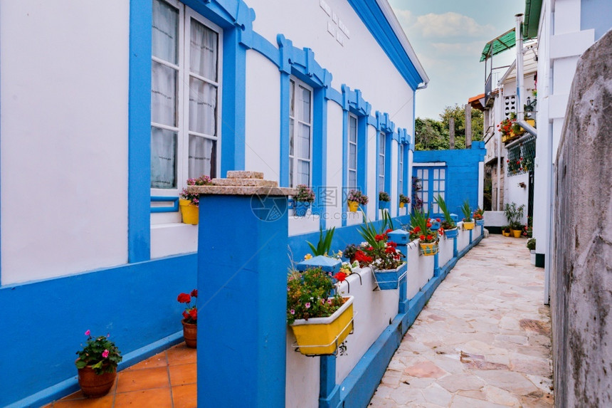 美观的狭小街道与西班牙古老城镇历史传统房屋的美丽景象窗户建造地中海图片