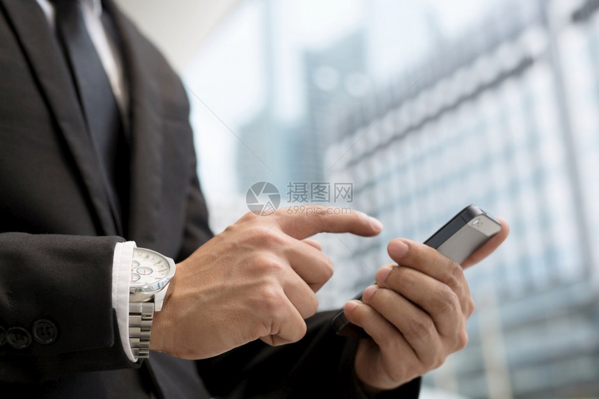 商业男子正在使用电话联系顾客和户联系打字行政人员图片