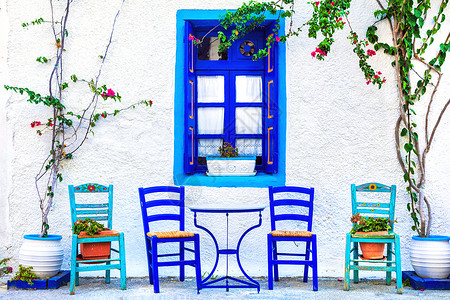 米科诺斯希腊传统塔文和带有典型木制椅子的街道酒吧假期优质的图片