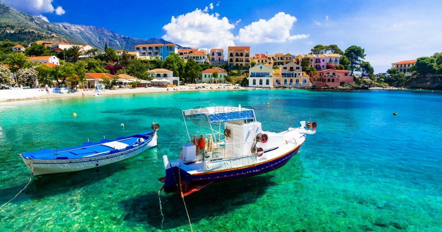 阿索斯希腊凯法利尼亚岛美丽多彩的村庄镇夏天地标图片