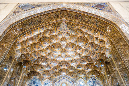 苏东墙马赛克在伊朗斯法罕ChehelSotounPalaceIsfahan入口处用镜像工作进行装饰金色的木雕库教科文组织背景