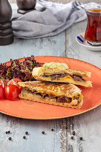 街道土耳其吐司配有烤肉的土耳其面包配有土黄色黑茶的耳其烤肉番茄食物图片