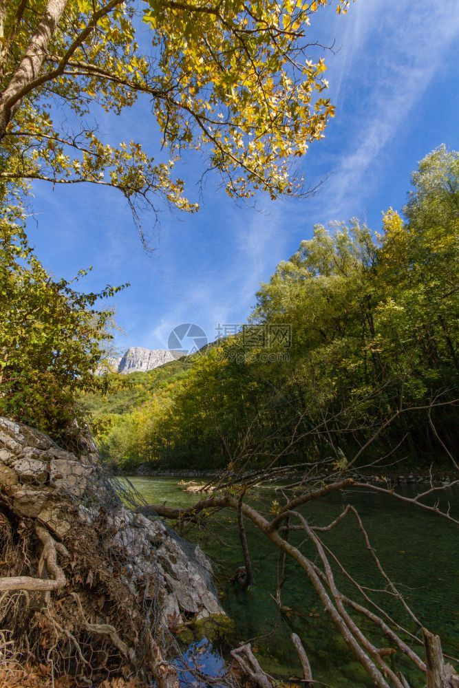 在希腊伊庇鲁斯Zagorochoria的Voidomatis河砍树峡谷旅行约阿尼纳图片