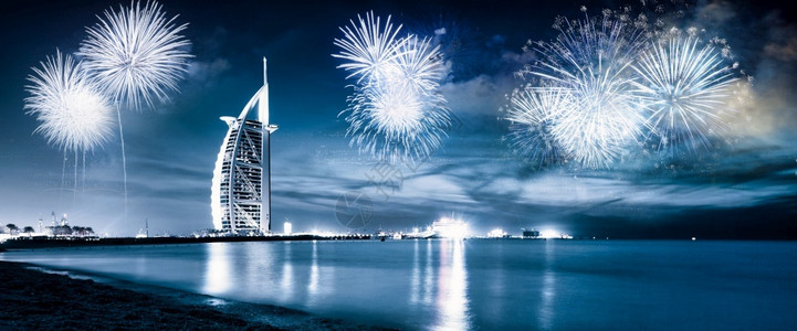 阿拉伯塔周围的烟花异国情调的新年目地迪拜阿联酋城市景观愉快水图片
