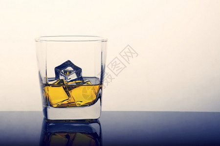 清爽新鲜的茶点酒和冰在玻璃杯中图片