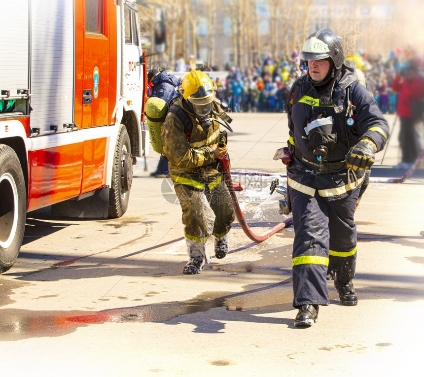 帮助四月彼得罗巴甫洛夫斯克堪察加俄罗斯卡Kamchatka4月27日19名消防员在PetropavlovskKamchatsky图片