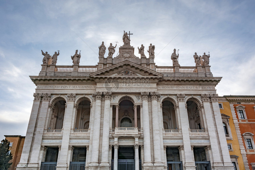 的游客罗马拉塔诺的圣乔瓦尼比萨利卡迪圣乔瓦尼教皇的正式会所在地和主要旅游景点镇图片