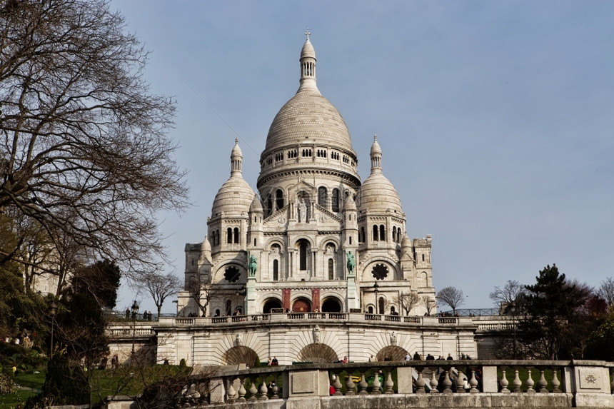 法语蒙马特BasilicaCascreseCoeur在巴黎是一个流行的里程碑Basilica位于该市最高点Montmartre山图片