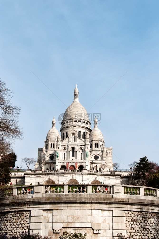 爬坡道游客BasilicaCascreseCoeur在巴黎是一个流行的里程碑Basilica位于该市最高点Montmartre山图片