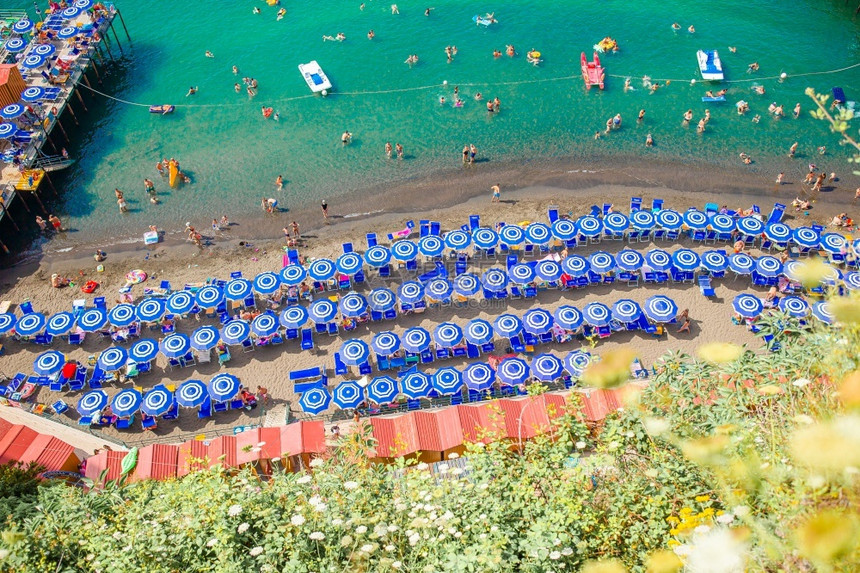 意大利阿马尔菲海岸Sorreento市意大利阿马尔菲海岸的美丽夏日空中风景位于意大利阿马尔菲海岸Sorrento市的Amalfi图片