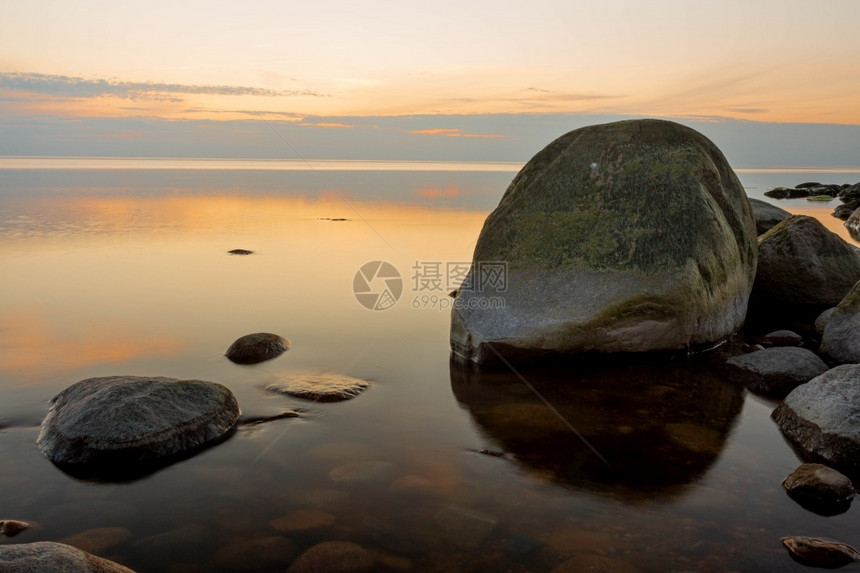 拉脱维亚波罗的海图贾市面有岩石和阳光的托拉斯波罗海美丽岸橙图片