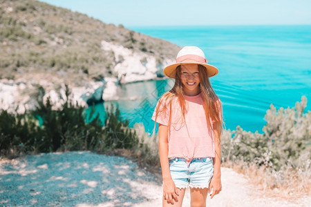 费利斯小女孩暑假背景美丽的圣菲利西大拱门Architello在加那诺海岸上美丽的圣菲利斯大教堂女孩在度假旅行背景美丽的风普利亚如图片