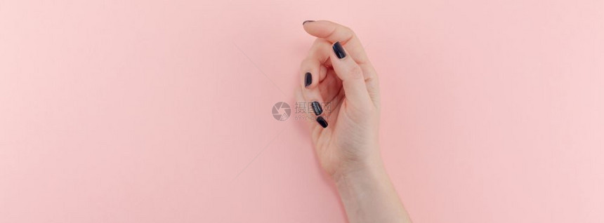优雅时女黑指甲美丽的年轻女青手握着千百的粉面壁画背景美人和用于女博客社交媒体的SPA概念BannerBanner模板白种人丙烯酸图片