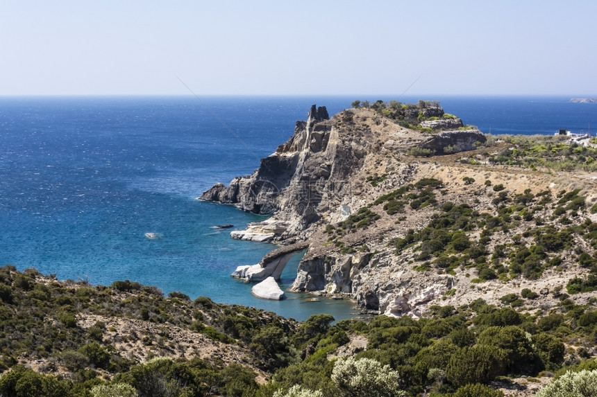凯克拉兹悬崖平静的希腊米洛斯岛塞克拉底的Gerontas海滩全景图片