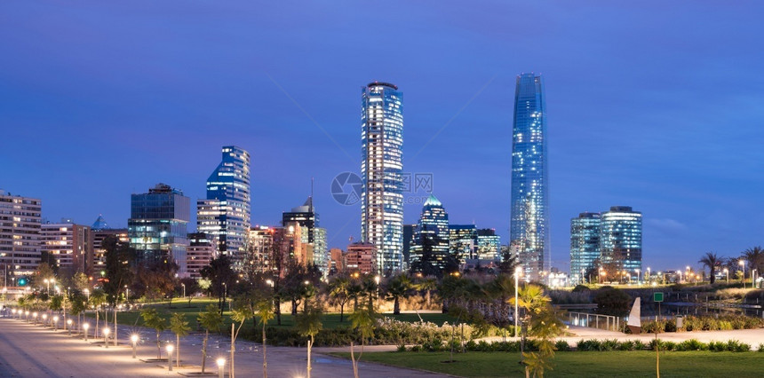 南美洲智利圣地亚哥维塔库拉区ParqueBicentenario二百年公园普罗维登夏金融区天线旅行摩大楼城市景观图片