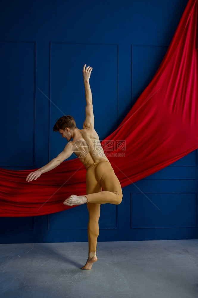 男芭蕾舞者在蹈工作室蓝墙和红布上表演有肌肉身材的背景表演者运动优雅男芭蕾舞者在蹈工作室演出时尚艺术家舞蹈图片