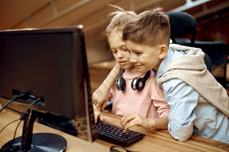 小男孩和女孩在使用电脑图片