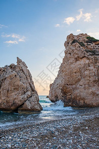阿芙罗狄蒂日落下午在塞浦路斯帕福PetratouRomiou附近的小海滩上爆发波浪的景象被认为是希腊神话中的阿弗罗德生地芙狄蒂大约背景