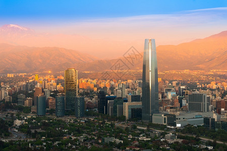 安第斯山脉稠密日落时智利圣地亚哥的全景建筑学高清图片