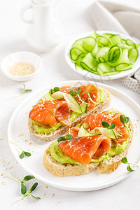 可口早餐公开三明治配有咸鲑鱼鳄梨酱和小绿海食品健康节图片
