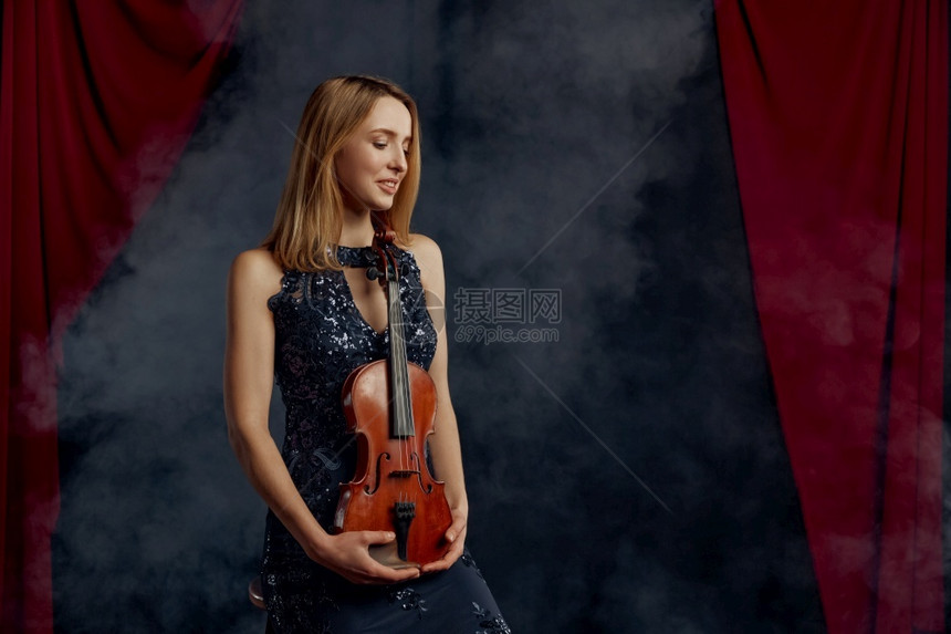 年轻女士拿着小提琴图片