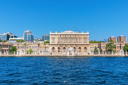 马尔马拉土耳其伊斯坦布尔美丽的海边多玛巴切宫土耳其伊斯坦布尔美丽的海边多玛巴切宫旅游建筑学正面背景