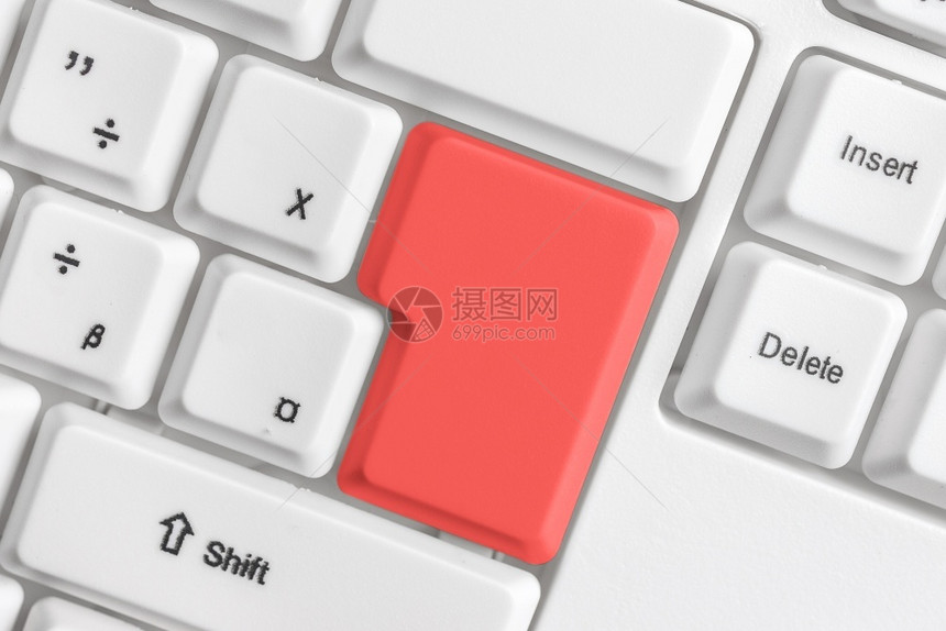 不同颜色的键盘配件排列在空的复制间上重新着色的PC模型键盘在背景复制空间上方排列的复制间内容小样图片