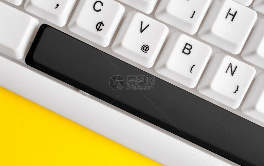 小工具笔记本电脑不同颜色的键盘配件排列在空的复制间上重新着色的PC模型键盘在背景复制空间上方排列的复制间桌面图片