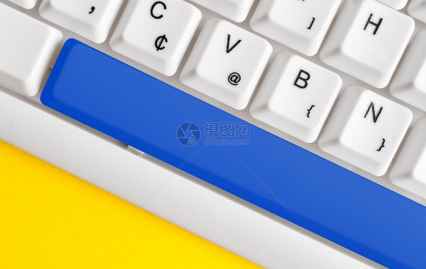 不同颜色的键盘配件排列在空的复制间上重新着色的PC模型键盘在背景复制空间上方排列的复制间安排好的复制空间业务内容图片
