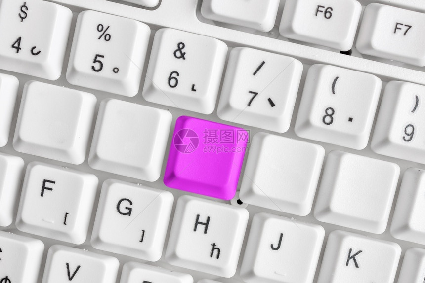 按工作室小样不同颜色的键盘配件排列在空的复制间上重新着色的PC模型键盘在背景复制空间上方排列的复制间图片