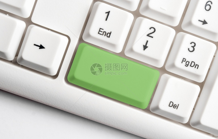 不同颜色的键盘配件排列在空的复制间上重新着色的PC模型键盘在背景复制空间上方排列的复制间安排好的有色命令图片