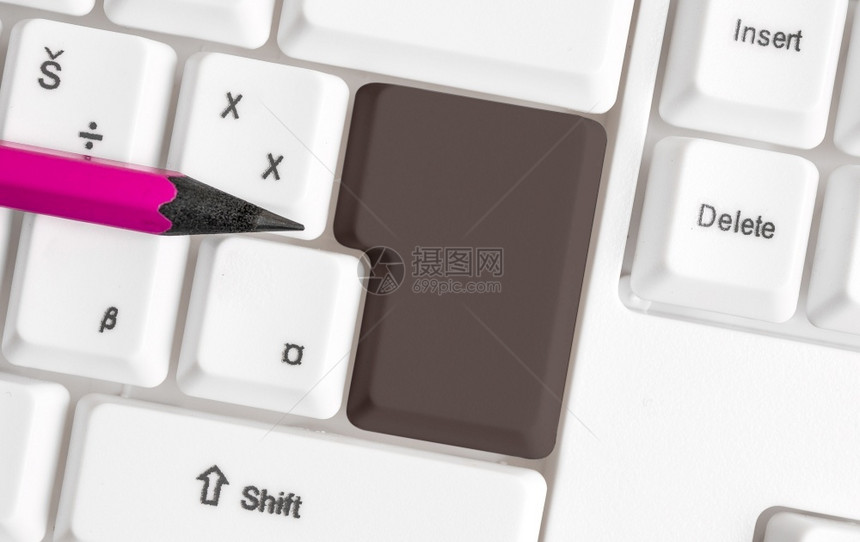 笔记本电脑供应不同颜色的键盘配件排列在空的复制间上重新着色的PC模型键盘在背景复制空间上方排列的复制间办公室图片