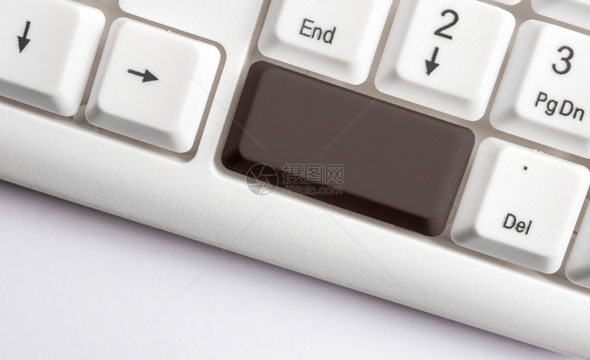 小样工作不同颜色的键盘配件排列在空的复制间上重新着色的PC模型键盘在背景复制空间上方排列的复制间笔记图片