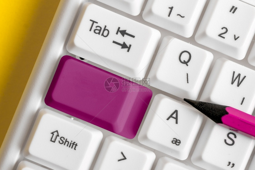 桌子不同颜色的键盘配件排列在空的复制间上重新着色的PC模型键盘在背景复制空间上方排列的复制间为了多于图片
