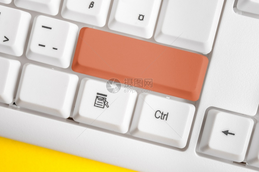 文书工作档不同颜色的键盘配件排列在空的复制间上重新着色的PC模型键盘在背景复制空间上方排列的复制间小样图片