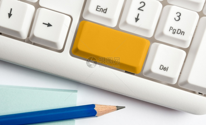 供应个人电脑不同的颜色键盘配件排列在空的复制间上重新着色的PC模型键盘在背景复制空间上方排列的复制间图片