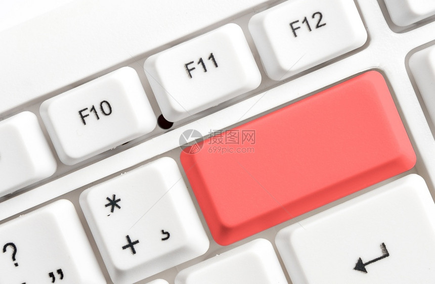 不同颜色的键盘配件排列在空的复制间上重新着色的PC模型键盘在背景复制空间上方排列的复制间业务文书工作安排好的图片